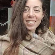 El yoga y la meditación cambiaron mi vida hace ya más de 8 años. Como profesora certificada de Hatha yoga en India, desde hace ya 3 años que comparto esta herramienta de bienestar, armonía y equilibrio abierta a todos los niveles, cuerpos y edades